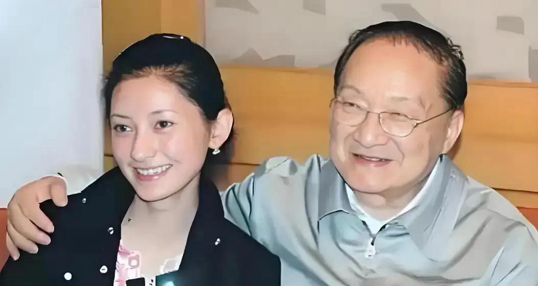 1976年，时年52岁的金庸结束与第三任妻子朱玫的婚姻，正式迎娶年仅16岁、比自