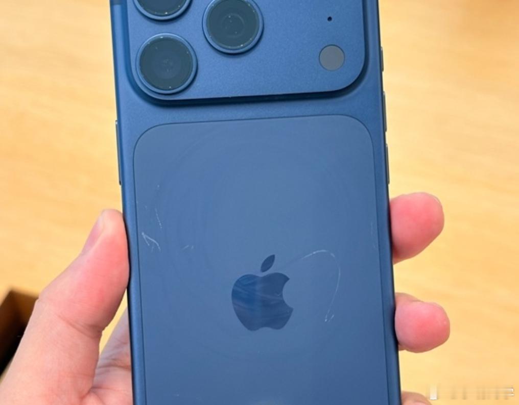 iPhone17Pro线下展出真机已满身划痕 硬度方面铝合金