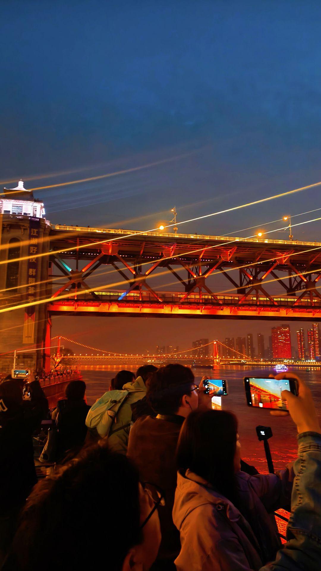 如果你到了武汉， 总要来看看课本里的长江大桥吧