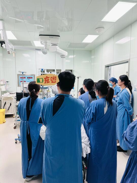 做完普通胃镜的阿姨连连道歉