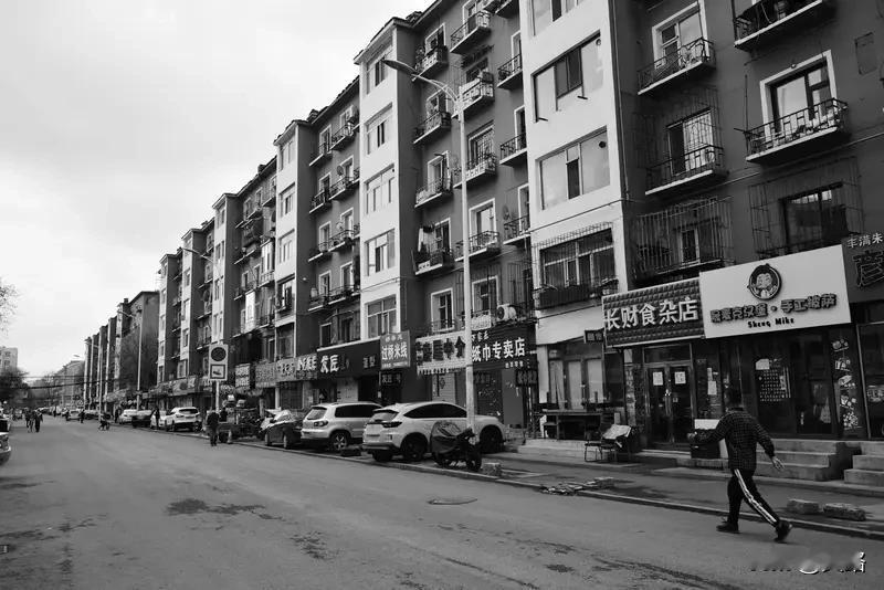 长春这事儿真是让人又好气又好笑。赵先生家客厅摆个闲置床，就被天然气公司安检人员贴