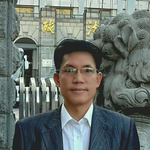 陈中华大胆抛出了一个争议性的话题——主张违法的警官、检察官及法官，应直接承担国家