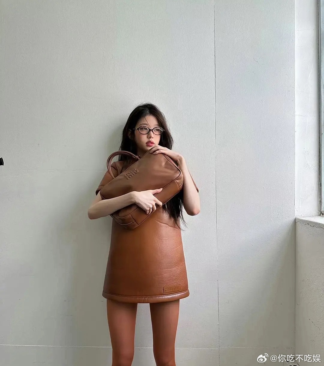 现在能不能不要拿这种妆造来博眼球了像极了蟑螂妆造啊。 