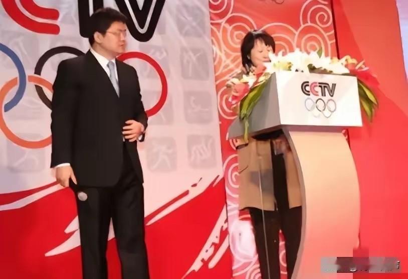 央视主持人张斌，正在直播奥运新闻发布会时，他的妻子突然冲上台，拿起话筒就喊：“就