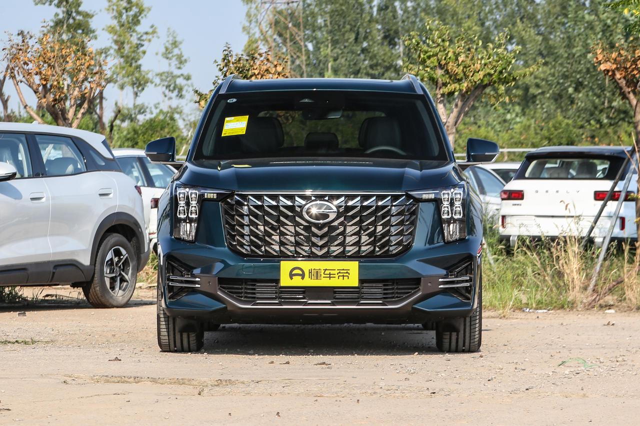 传祺GS8这车，我上周去4S店坐了半小时，不吹不黑，它确实把“大”和“精致”这两