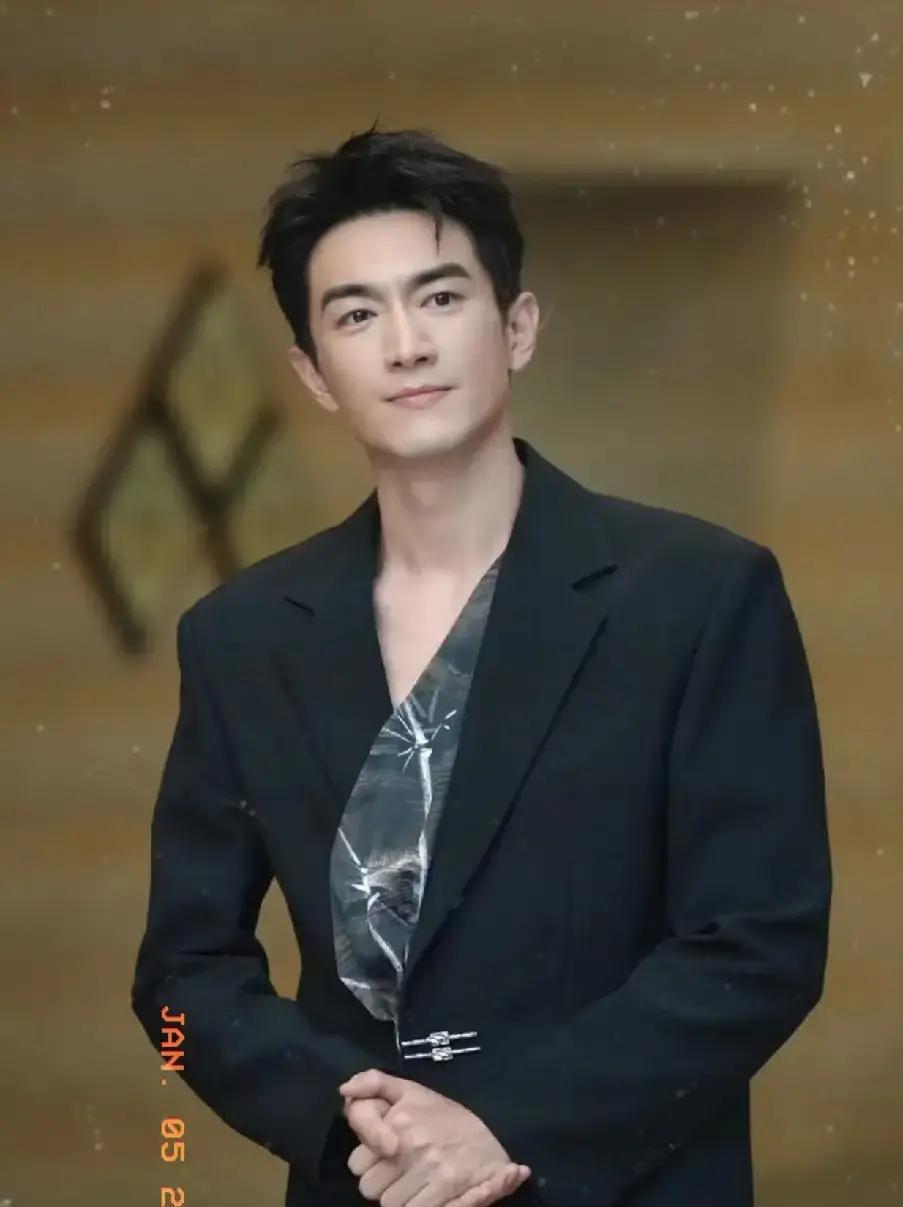 “3天涨粉200万，她靠骂林更新”
 
3月12号凌晨，一个叫司晓迪的账号连发十