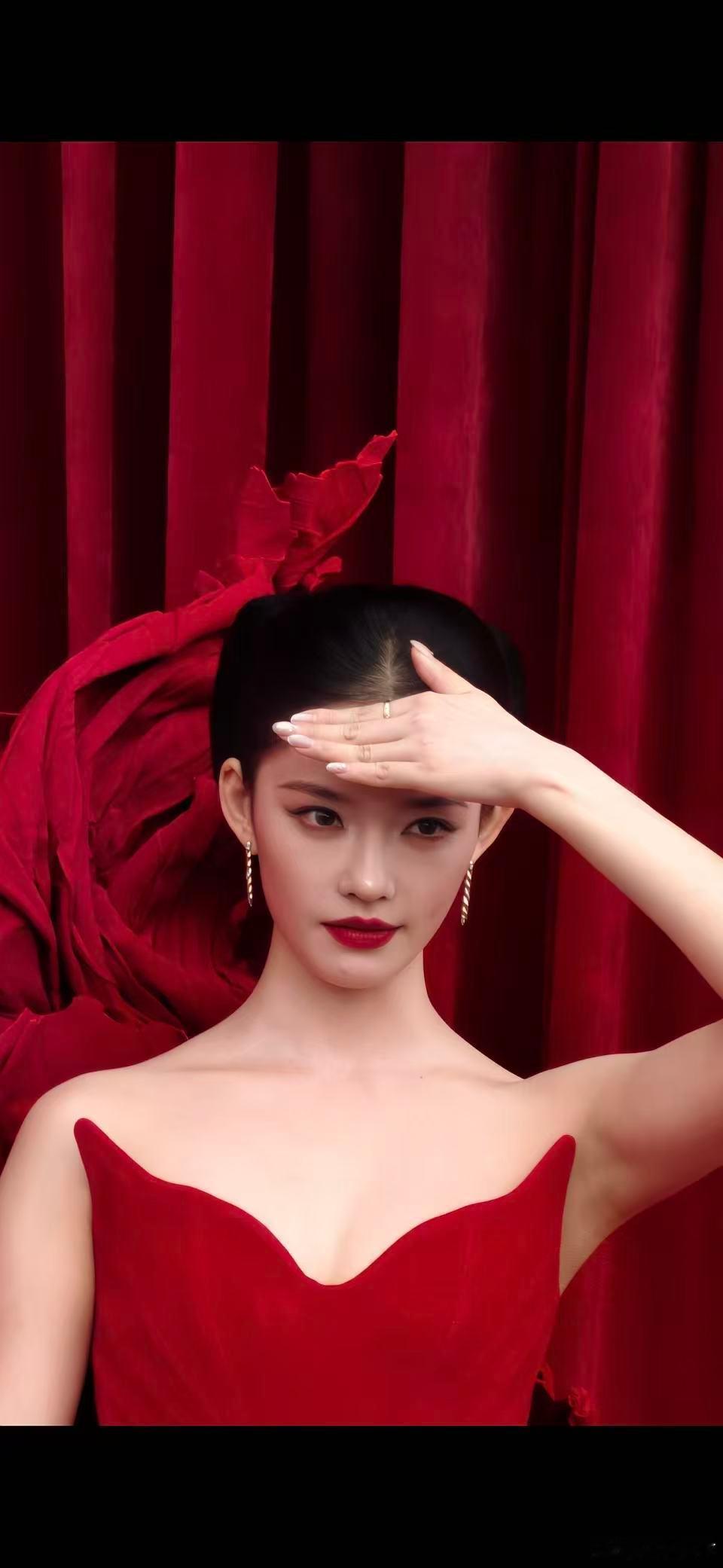 可惜背景是红的融色了，不然林允这套在黑色背景或者藏蓝色背景下肯定更美艳时尚芭莎红