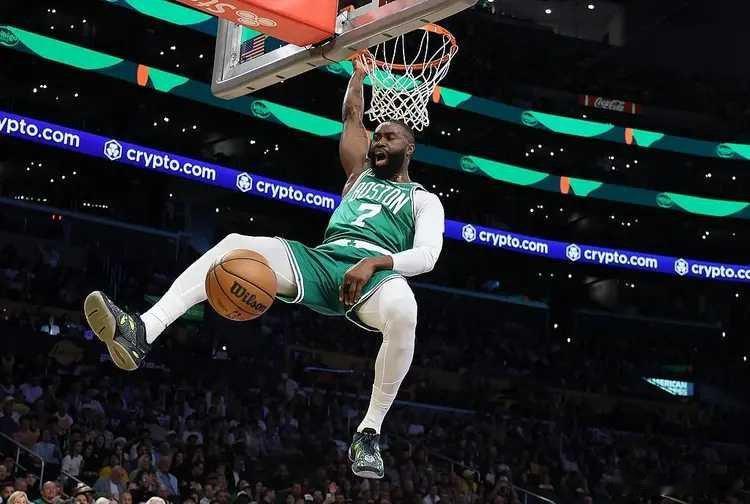 NBA常规赛继续进行，洛杉矶湖人队（34胜22负）结束连胜。虽然东契奇和勒布朗均