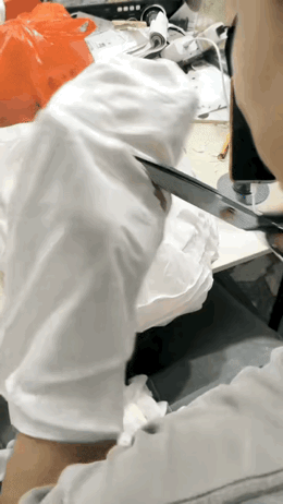 没想到这种无痕内裤竟然是用剪刀剪出来的，不用一点针线进行缝边。
实在是出乎意料，