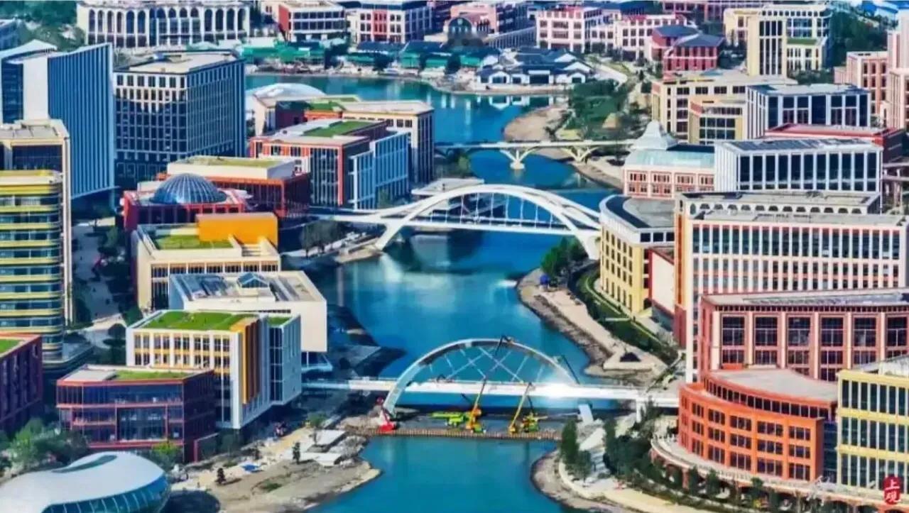 华为全球最大研发中心已建成，投资超过百亿，位于上海青浦，名为练秋湖。

该中心占