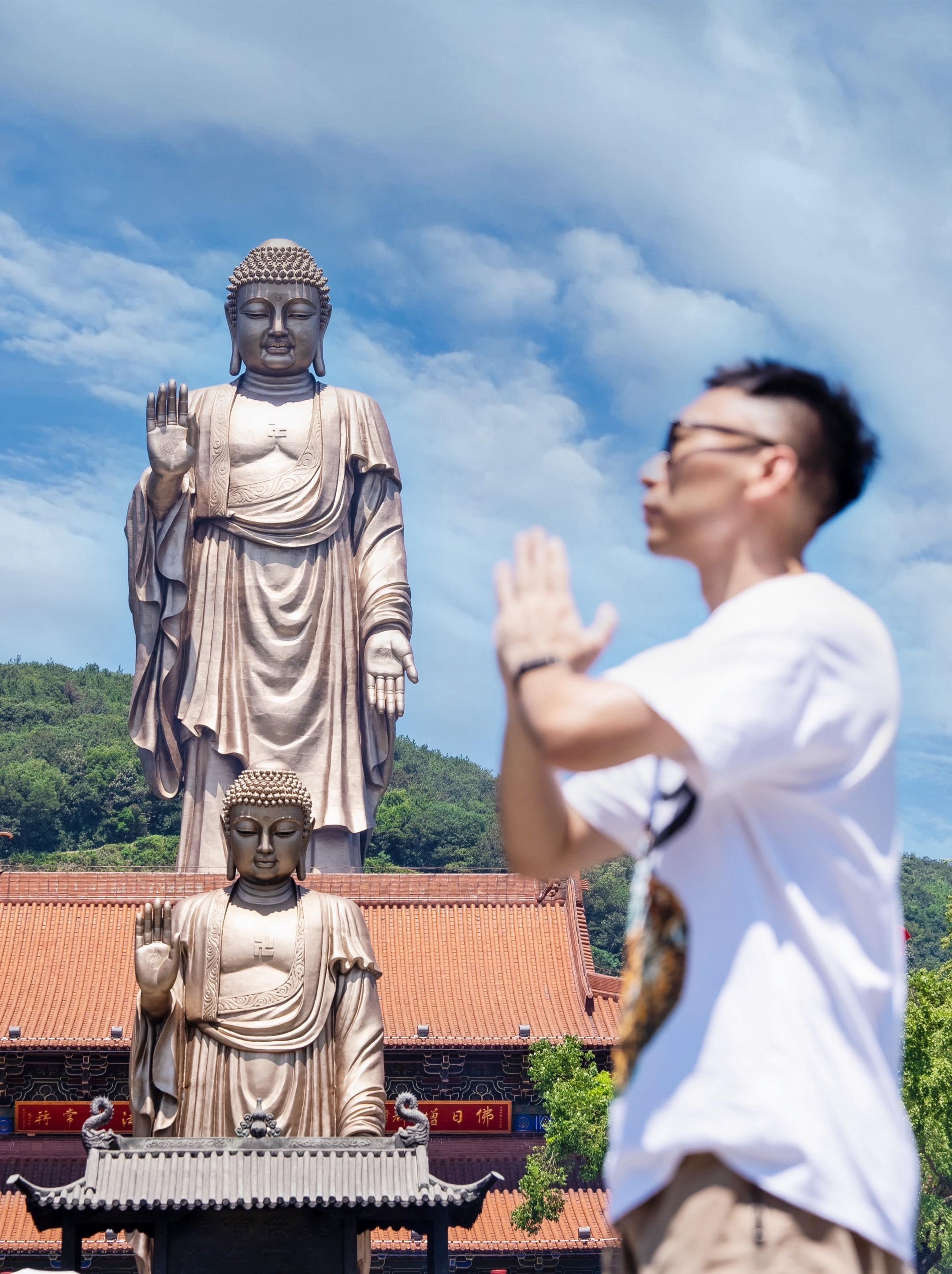灵山胜境我和大佛击个掌。终于来无锡灵山啦！！ 作为无锡旅游第一站真的太...