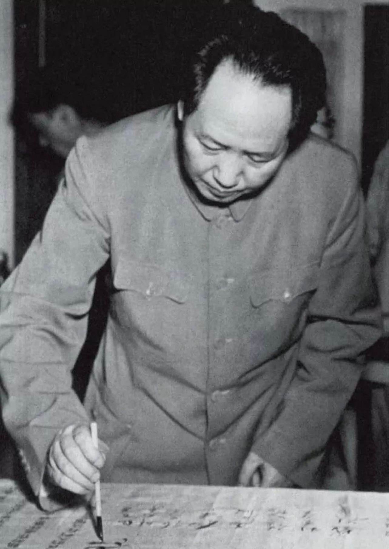 人民英雄纪念碑正面毛泽东主席亲笔题词，背面碑文由毛泽东主席撰文、周恩来总理题写。