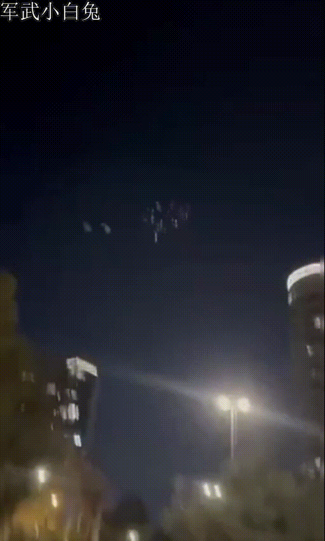 “天女散花”。伊朗导弹突破以色列防空系统，集束式弹药在空中扩散的情景。