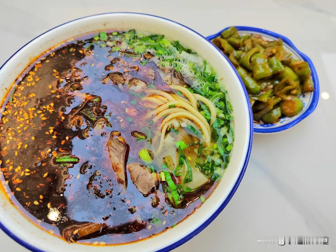 在金城兰州，一碗牛肉面是打开美好一天的最佳方式。
每次来兰州，早早起床来一碗，是
