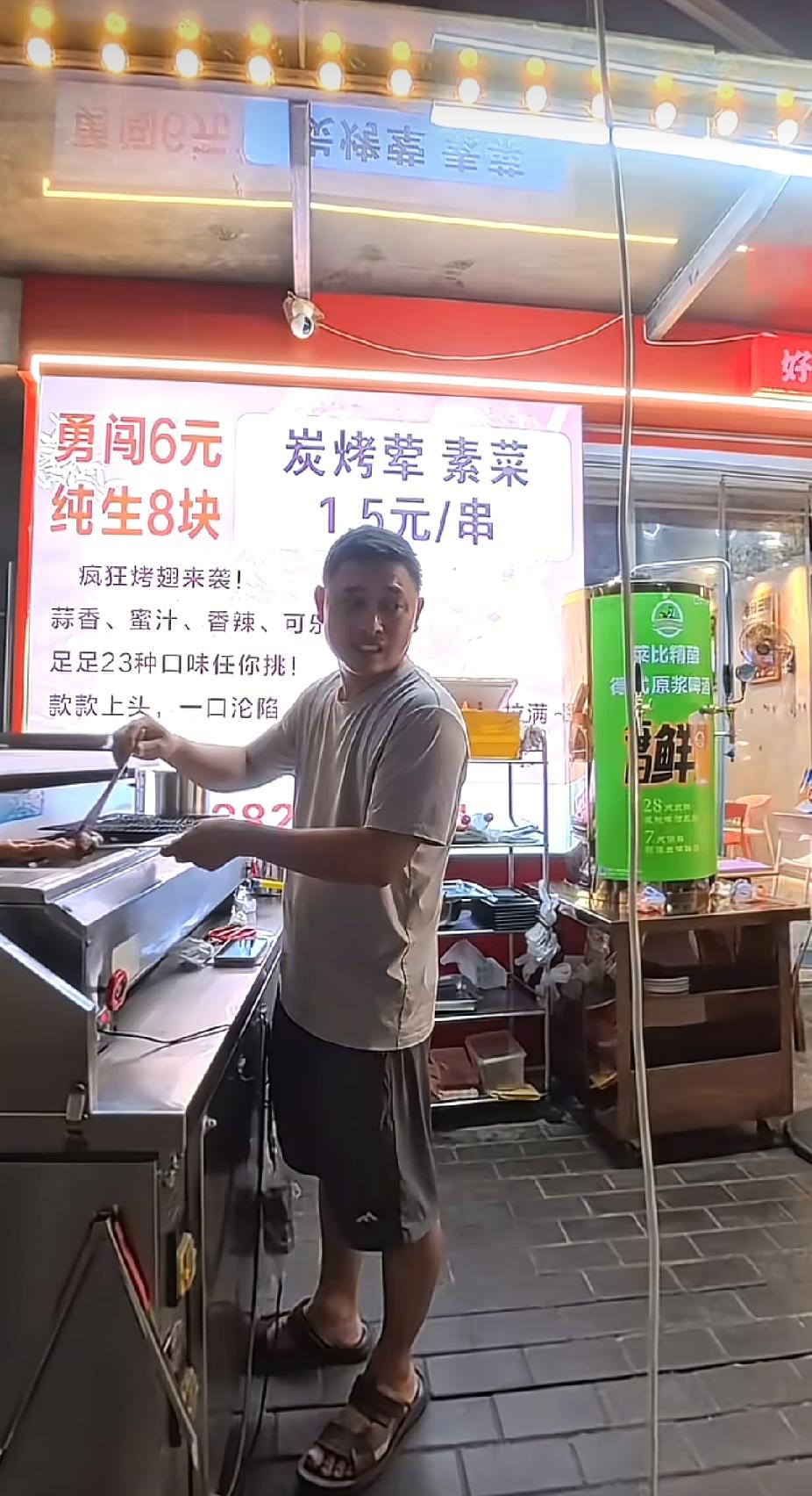 小男孩拉着爸爸，在路边烧烤摊找来找去，得知原因后，让人直呼感动了。

夜幕降临，