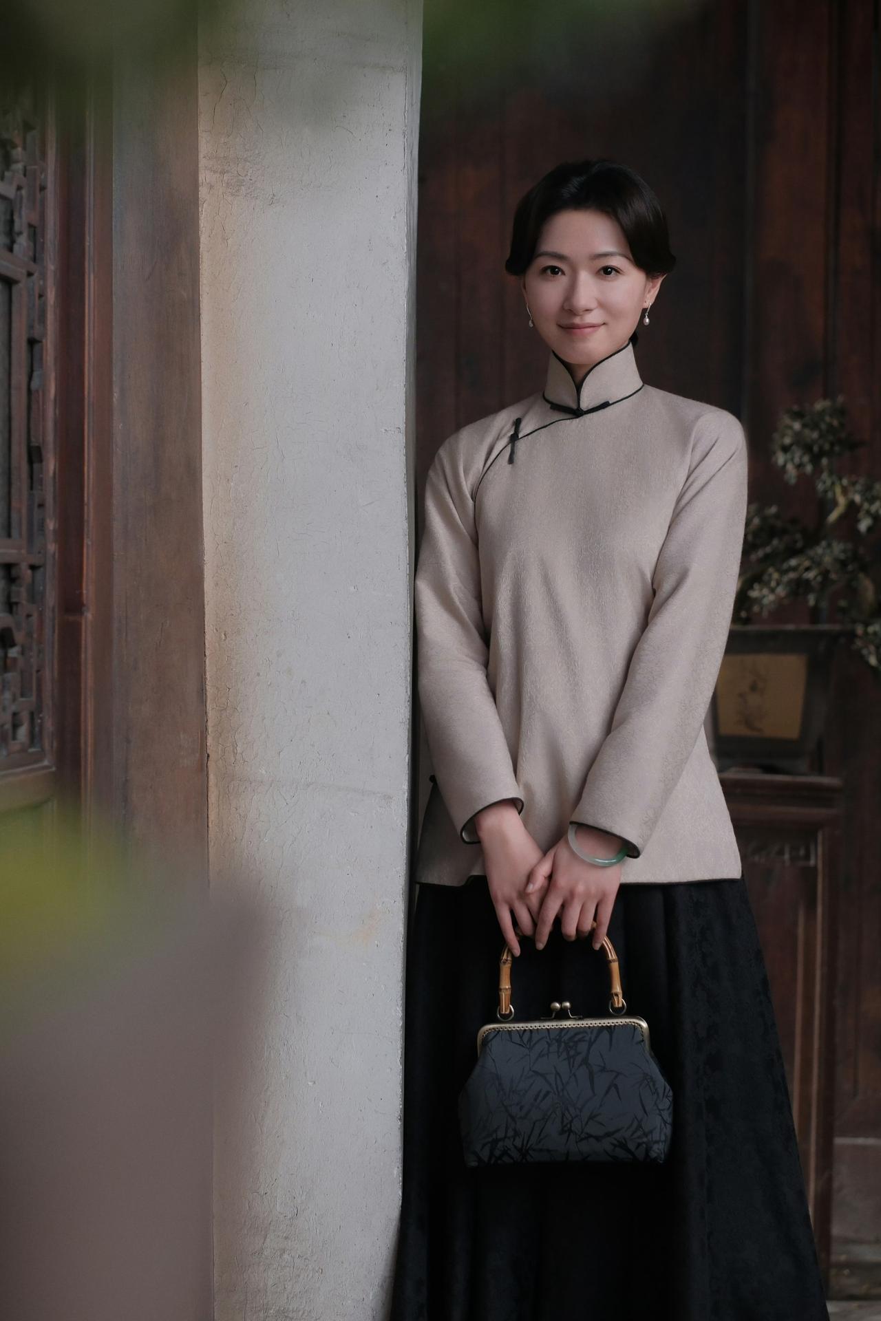 这是万茜电视剧《八千里路云和月》中饰演的角色“丁玉娇”在南京张家旧居的街拍造型。