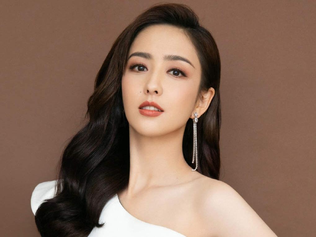 佟丽娅，不只是演员，原来本就是舞者。

河南春晚舞台上的一曲《花开富贵》，佟丽娅