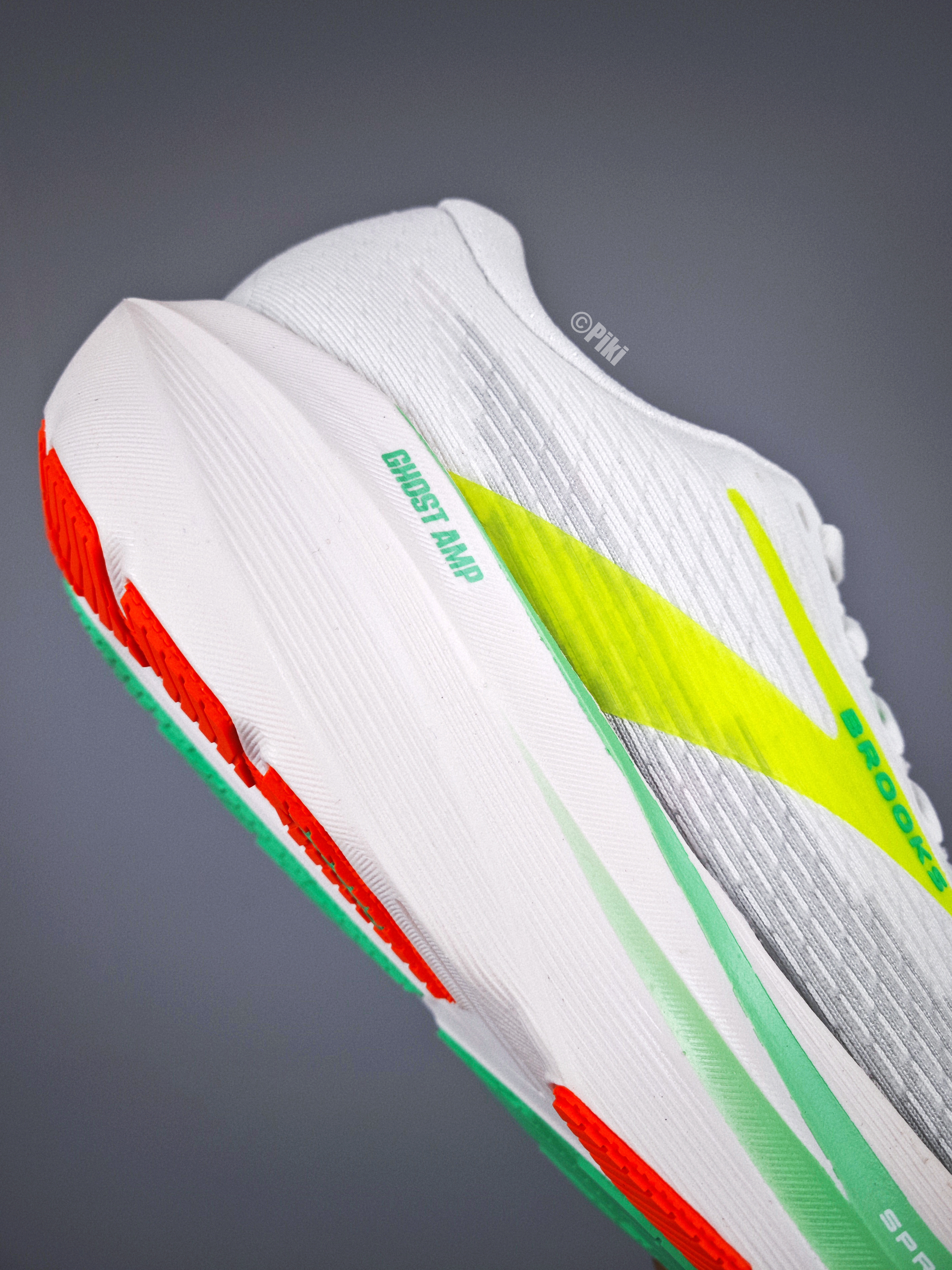 Brooks Ghost AMPDNA HYPE中底材料以EVA混入1/4 PE