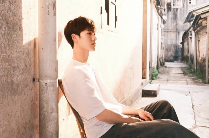 李昀锐盛夏白T碎片，旧味老巷里沐浴阳光，悠然感扑面而来~ 