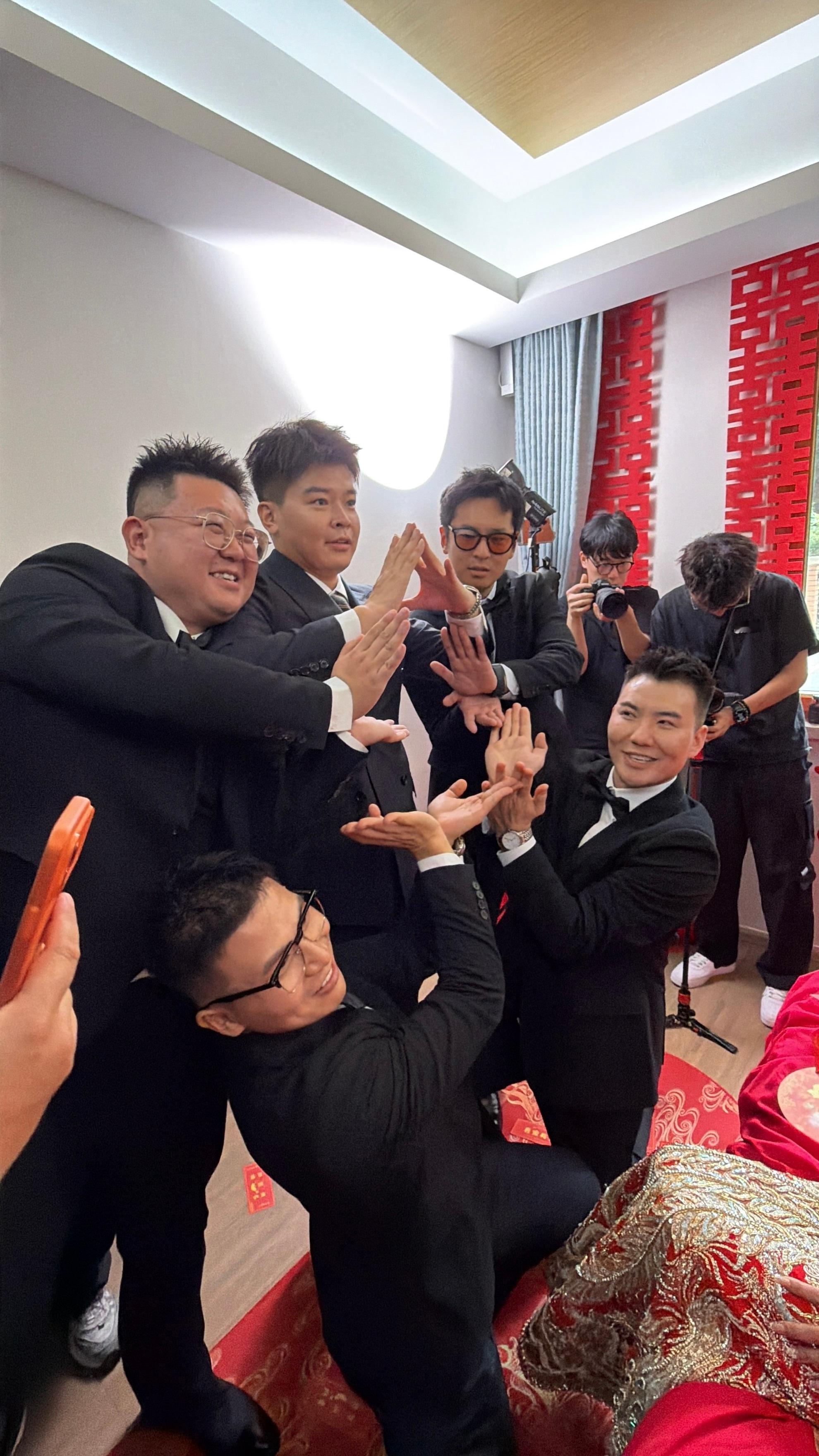 车评人小吕秋晨大婚场面过于热闹哈哈哈哈，全是拍摄机位！ ​​​