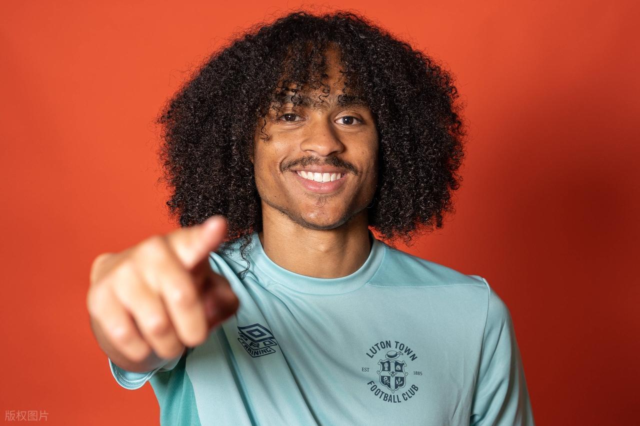 万里南征赴悉尼，
绿茵狭路两雄齐。
莫言黑马横空出，
且看东方破晓啼。