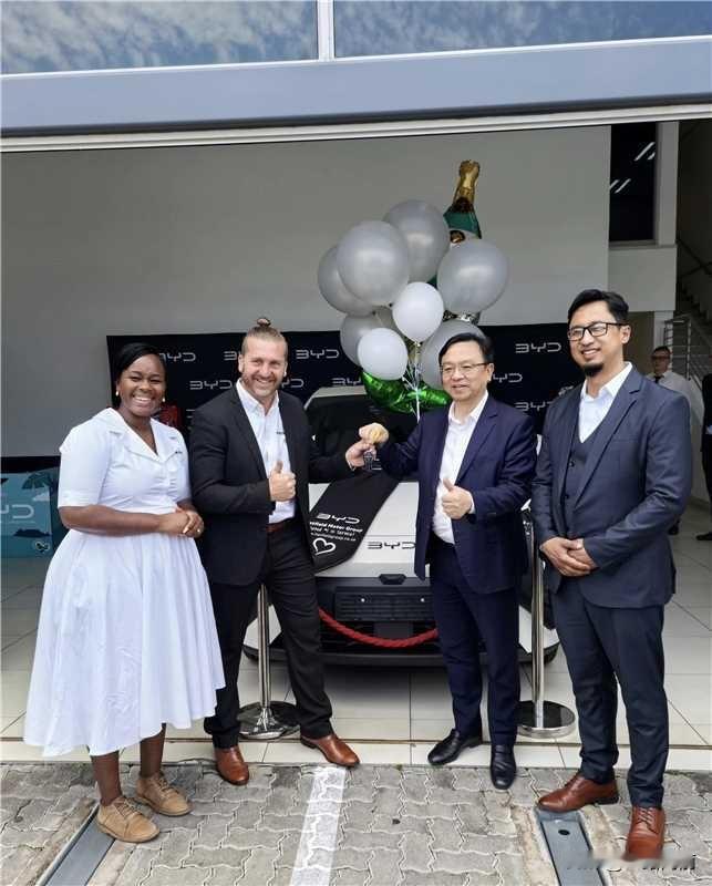 王传福又跑到南非给用户交车了
看着他和南非车主握手合影的画面，我真心觉得：咱们中