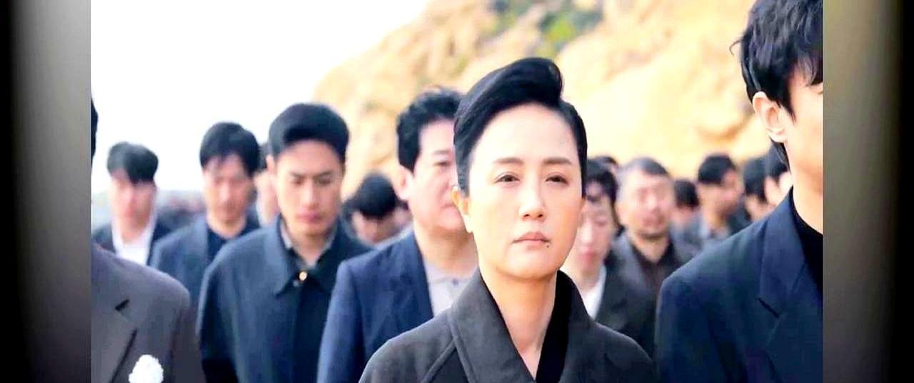 把化疗导管藏进戏服，身上挂着止痛泵，硬扛着零下5度的雨戏。
你以为看到的，是演员