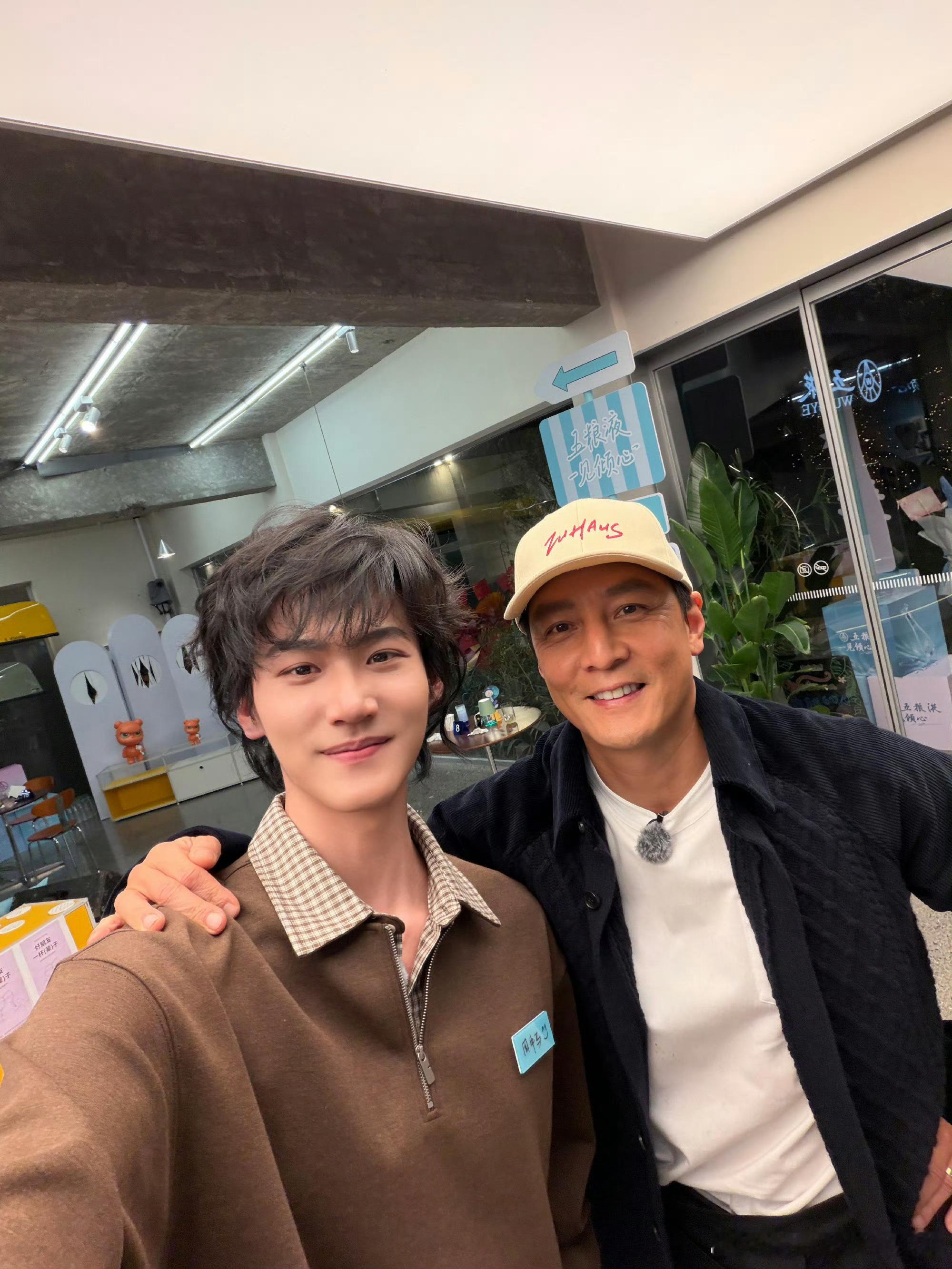 周柯宇吴彦祖合照，又幸福了🥳🥳 