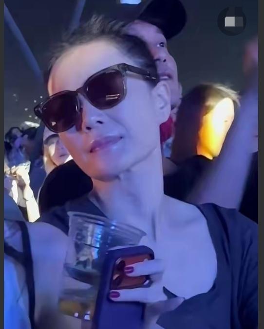王菲真是流量王啊，走到哪都是焦点，妥妥的流量体质！

王菲给女儿窦靖童演唱会扎场