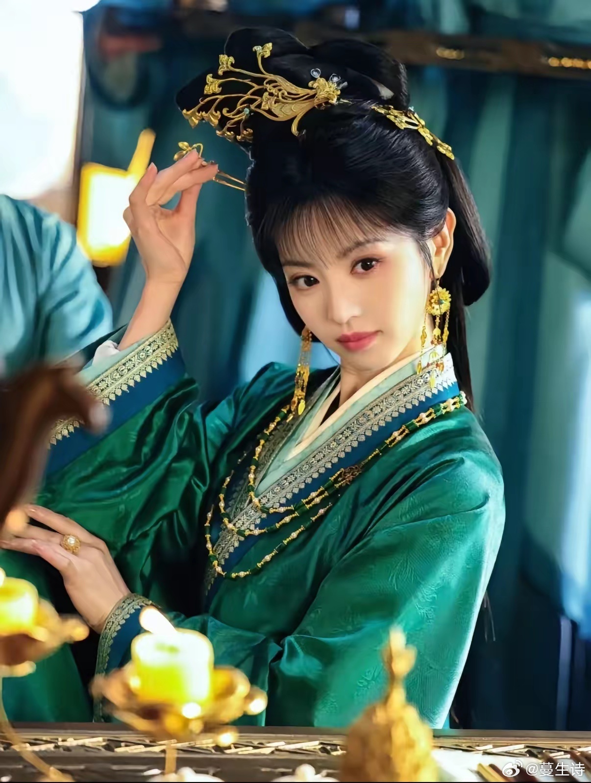 怎么君黛那么跋扈，家里长辈还都对她那么好？爹死了，妈是贵妃，亲妈在家，养在老人身