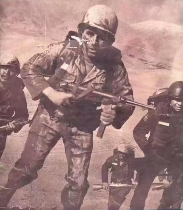 照片中这群拿着德制MP-40冲锋枪的人并不是二战德军，而是上世纪五十年代的伊朗士