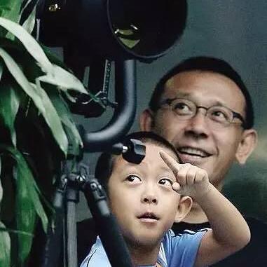 姜文的儿子和父亲长得如出一辙，也是不用亲子鉴定，他们的母亲周韵就是个送货的。
