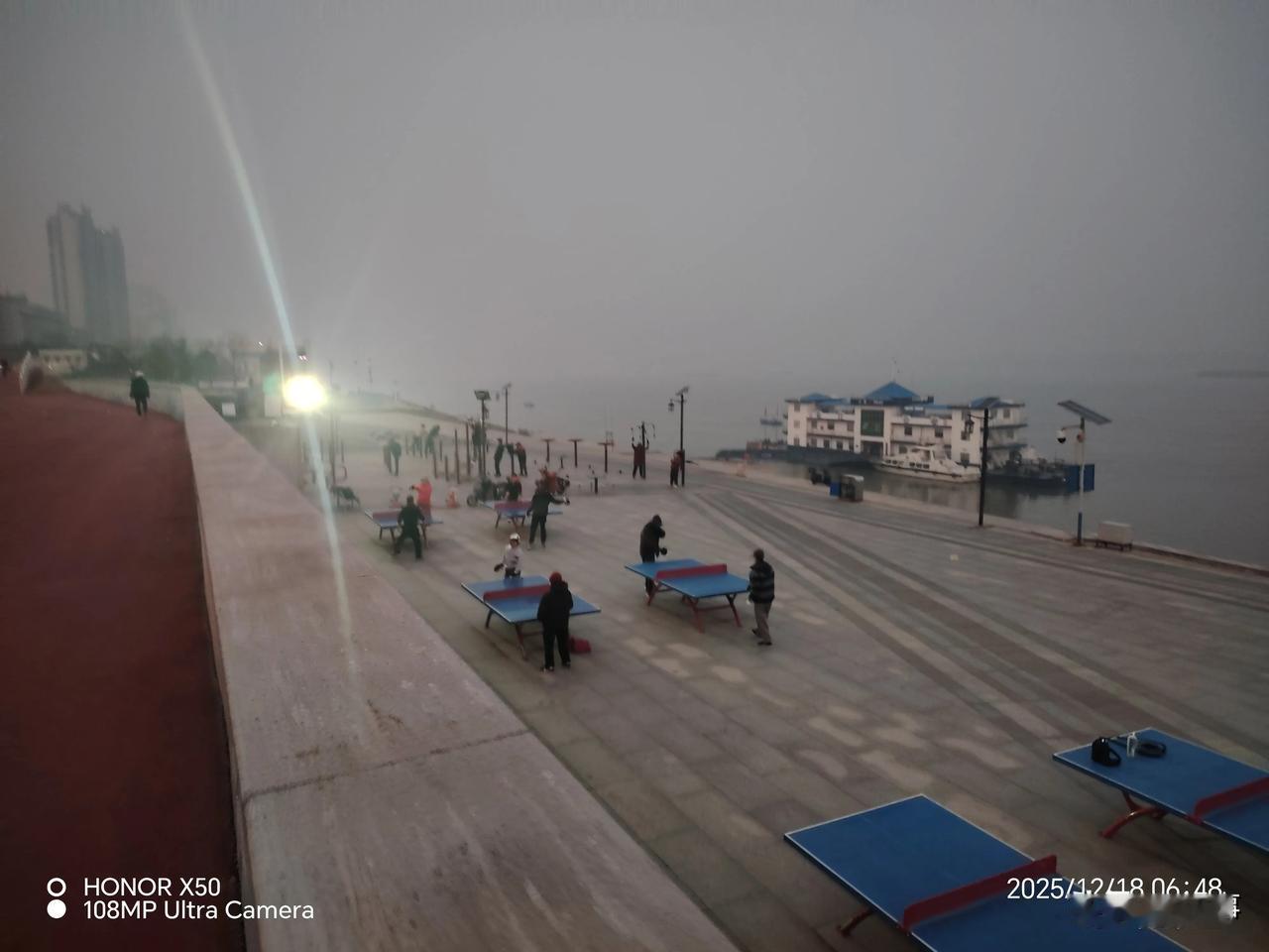 奋进江城共筑新篇2025年12月18日长江岸边晨练“奋进江城共筑新篇”