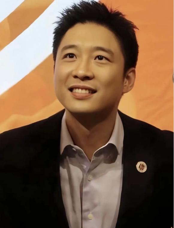 [太阳]终于知道，霍启山为什么这么怕郭晶晶了。不是因为她是自己的大嫂，也不是因为