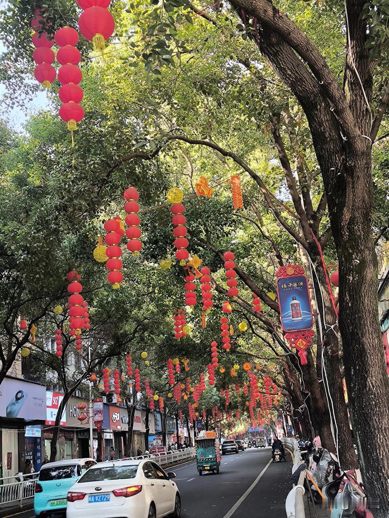 街道上依旧熙熙攘攘，车流如织，人群摩肩接踵，彼此间几乎能感受到对方的体温，仿佛这