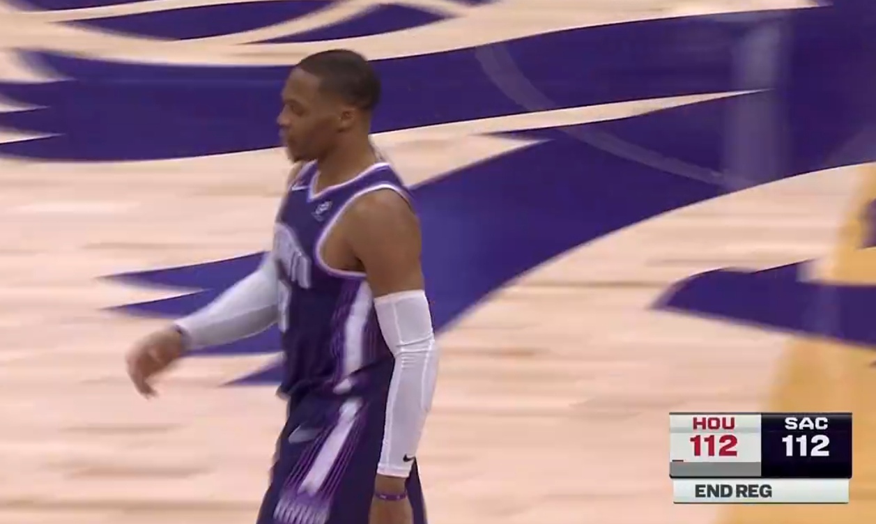 这最后一分钟太戏剧性了，威少三分扳平，火箭和国王打进加时赛。 