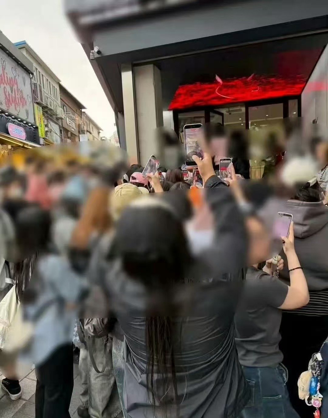 王橹杰左奇函陈奕恒韩国被围王橹杰左奇函陈奕恒韩国人气韩国都这么多人啊