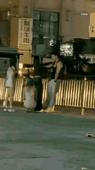 能理解你看着特别来气，这种当众围堵、动手掐脖子扇脸的行为真的太过分了，不管有什么