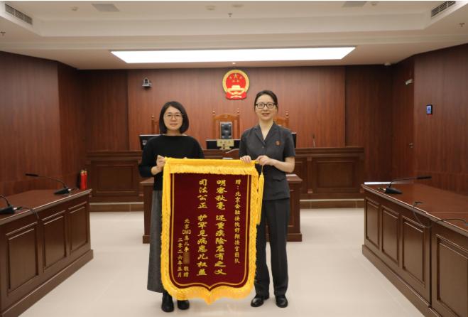 北京一名两岁男童确诊难以根治的罕见病症，家属依据保单申请重疾理赔，却被保险公司以
