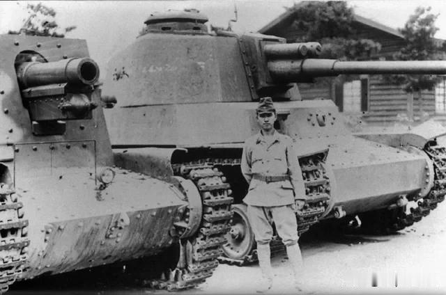 1944 年至 1945 年，四式 Chi-To 中型坦克原型车的照片，左为:四