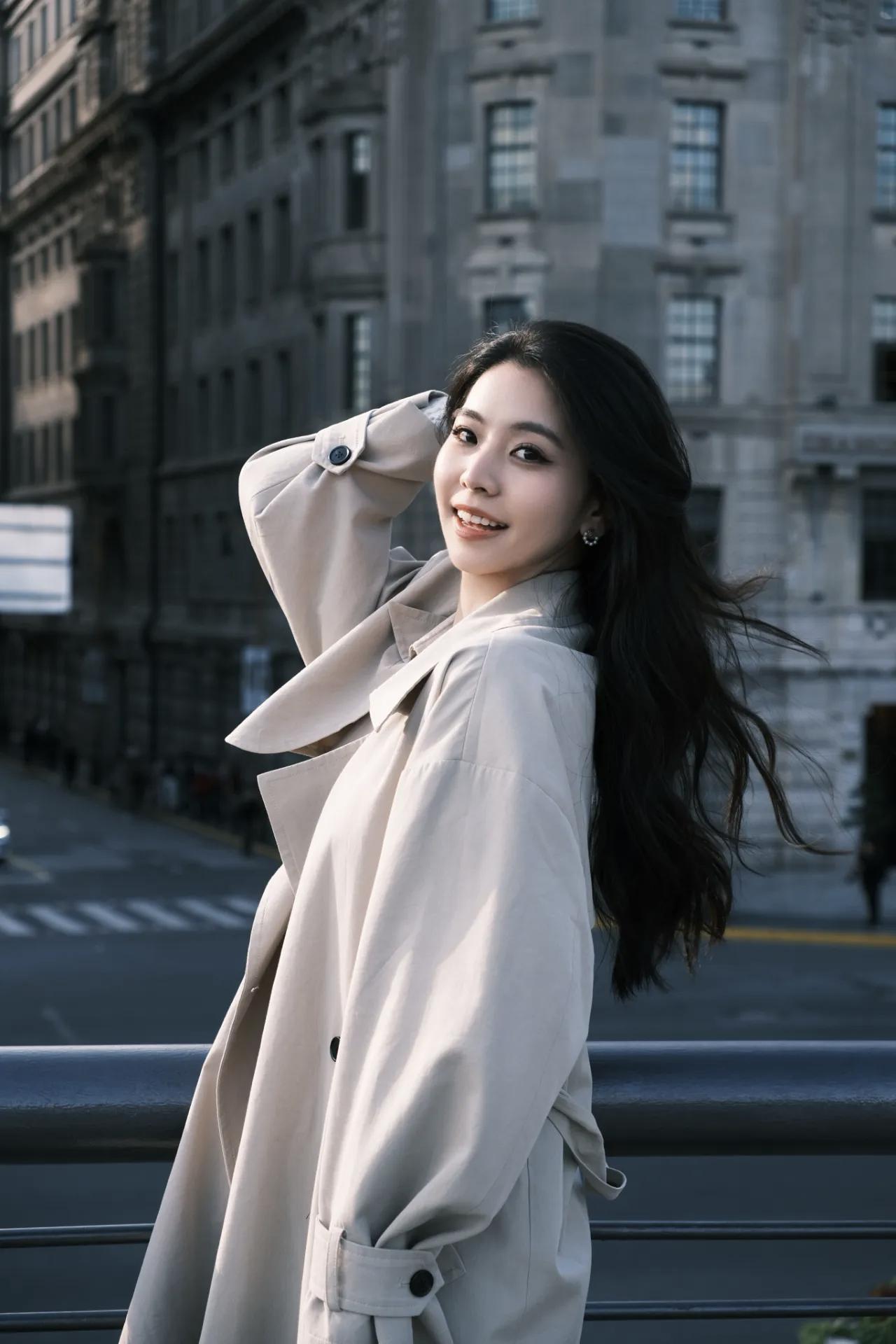 如何给女友拍性感和可爱的照片街拍美女，风衣穿搭风格，魅力无穷甜系自拍写真 少女心