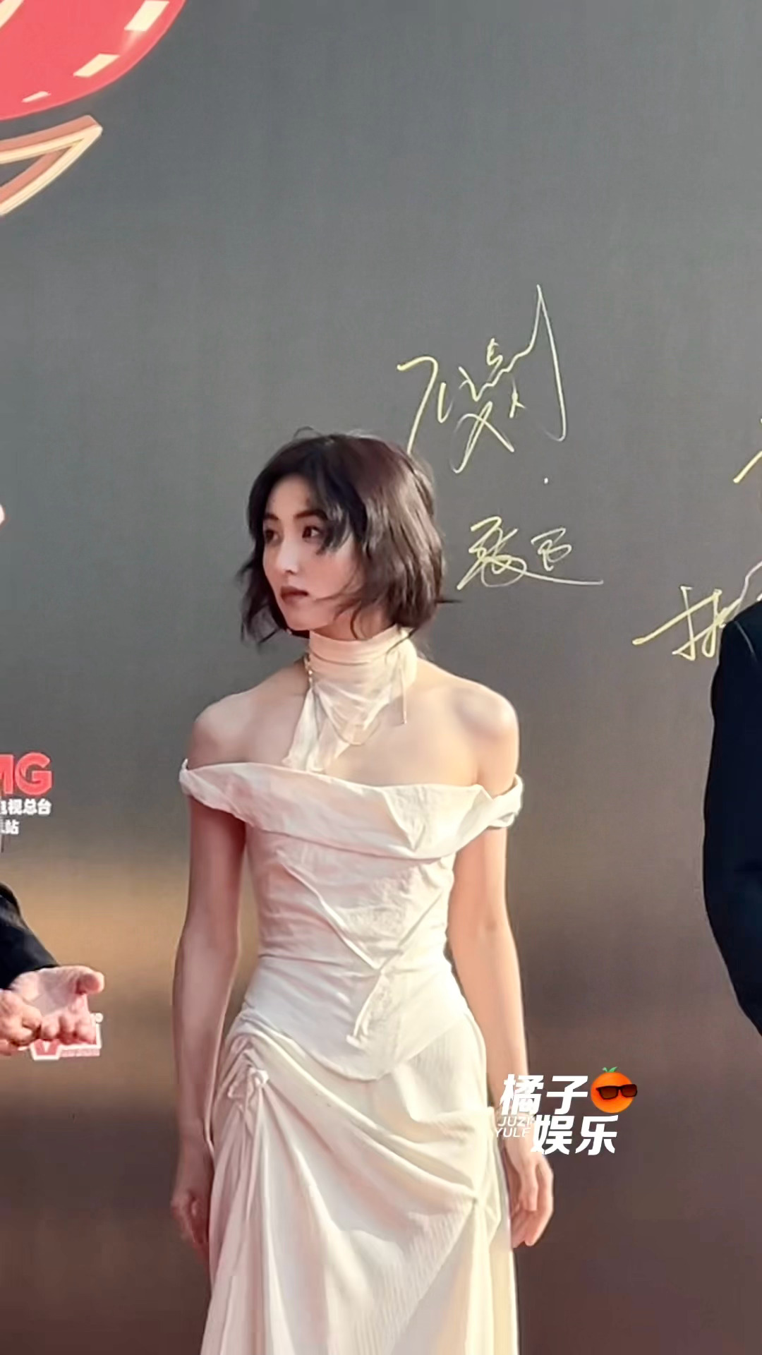 笑着比耶的萌萌子枫 张子枫红毯比耶cmg中国电影盛典红毯