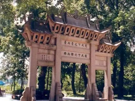 一个官员死后，能留给家族的，通常是房产、田地或者官职荫庇。范仲淹留下的，是一套让