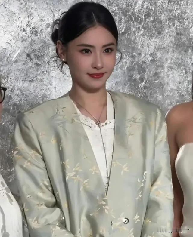 45岁张柏芝新中式装扮吸睛，网友：古典韵味骨相美女张柏芝