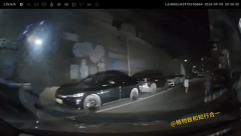 这当妈的
也是没谁了
车子都来了
居然不赶紧让女儿靠边[捂脸]