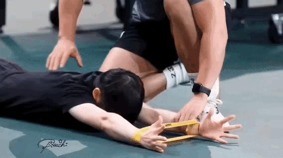 请不要黑她，不要过分的去解读她，她已经很努力了，也十分的不容易，这么好的一个姑娘