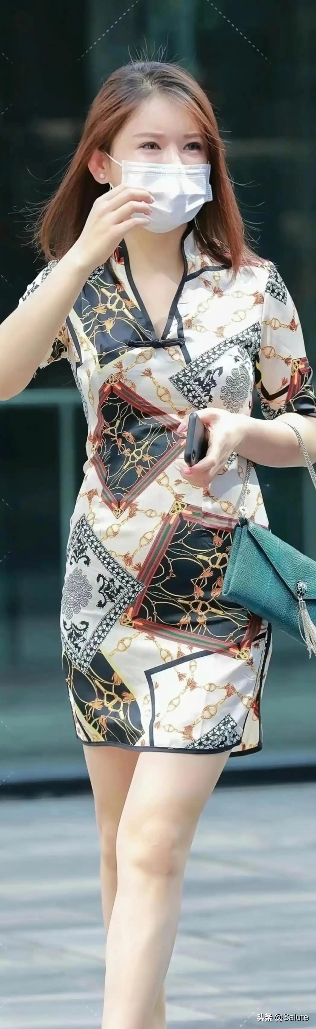 穿着时尚裙子的女士在户外。