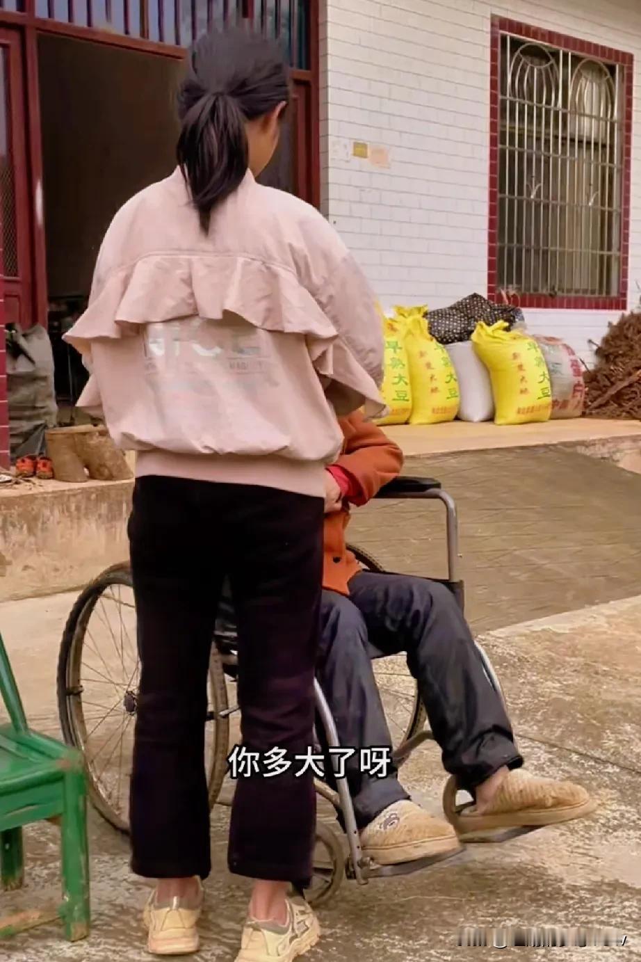 一位衣着古风朴实自称执笔游学的居士，堂而皇之的来到一处农户人家的院落里，一个小姑