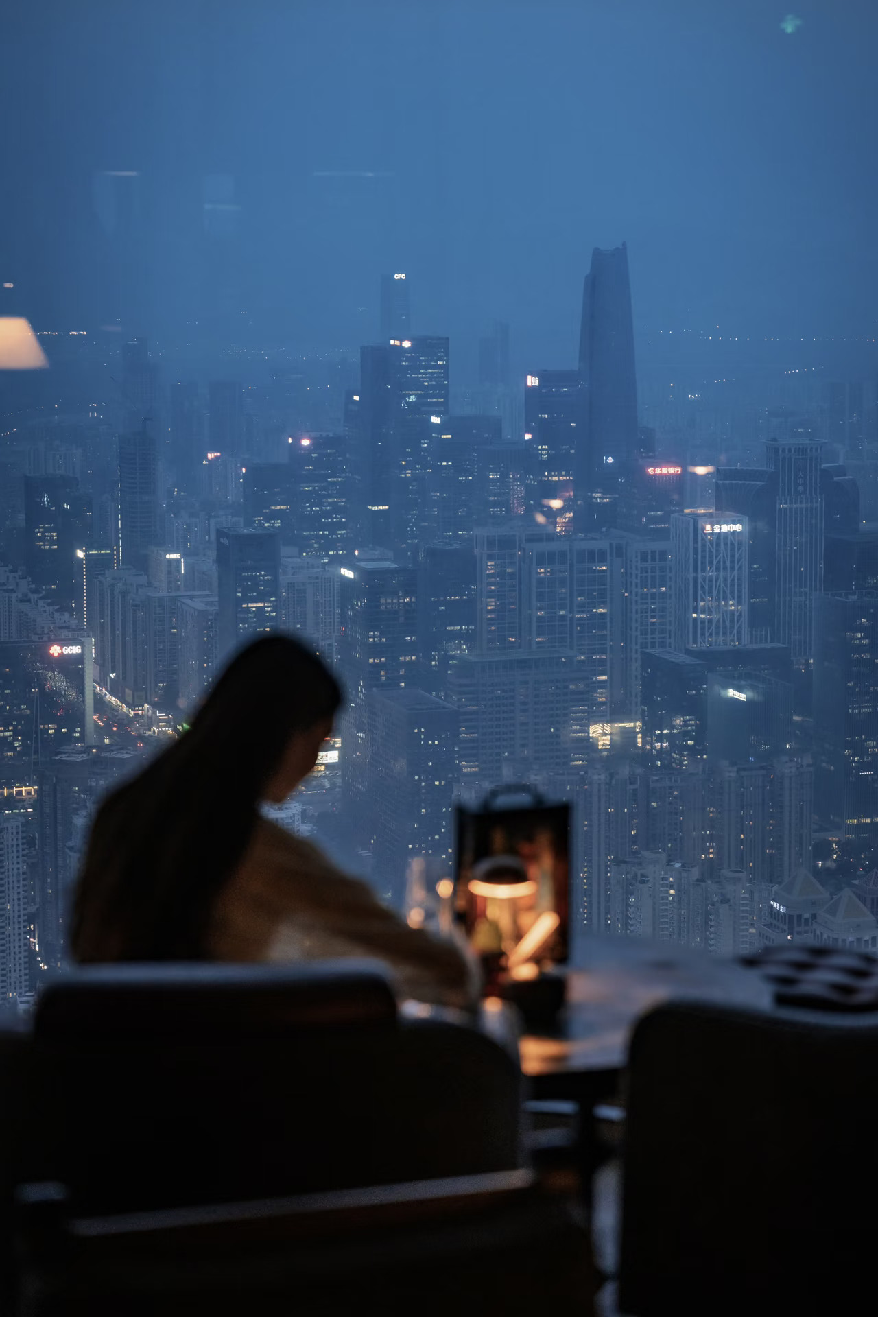 当暴雨淹没城市，我躲进了79层的深圳MO Bar