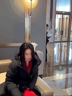 小三上位怀孕丈夫盯着前任 原配从容淡定气场碾压，妆容精致姿态大方，对比身旁局促不